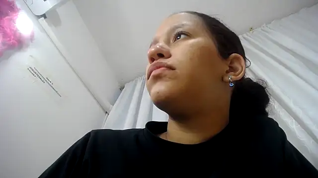 Snapshot of LAURA_SMIITH chatting on 02/12/25, 09:20 LAURA SMIITH online show from 02/12/25, 09:20