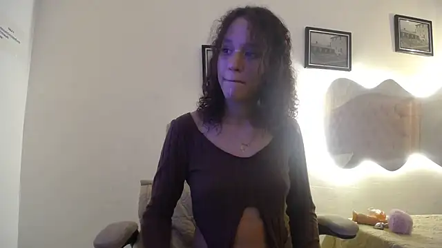 Snapshot of LAURA_SMIITH chatting on 03/13/25, 07:42 LAURA SMIITH online show from 03/13/25, 07:42