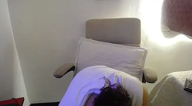 Snapshot of LAURA_SMIITH chatting on 03/19/25, 06:55 LAURA SMIITH online show from 03/19/25, 06:55