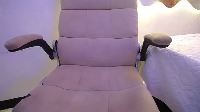 Snapshot of LAURA_SMIITH chatting on 03/21/25, 05:21 LAURA SMIITH online show from 03/21/25, 05:21