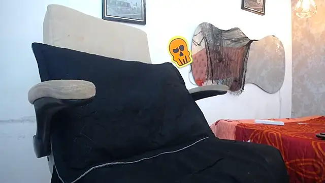 Snapshot of LAURA_SMIITH chatting on 10/11/25, 06:06 LAURA SMIITH online show from 10/11/25, 06:06