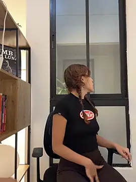 Snapshot of Katee_Jones chatting on 02/16/26, 08:16 Katee Jones online show from 02/16/26, 08:16