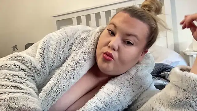 Snapshot of Busty-BBW-Emilie chatting on 12/27/24, 01:28 Busty-BBW-Emilie online show from 12/27/24, 01:28
