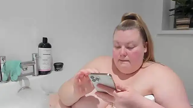 Snapshot of Busty-BBW-Emilie chatting on 03/05/25, 07:49 Busty-BBW-Emilie online show from 03/05/25, 07:49