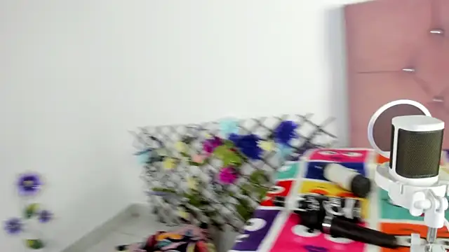 Snapshot of nicol_jone1 chatting on 03/21/25, 10:28 nicol jone1 online show from 03/21/25, 10:28