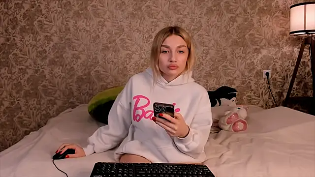 Ella Milla online show from 03/04/25, 10:38