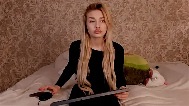 Ella Milla online show from 03/11/25, 10:18