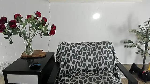 Snapshot of MendiPetite chatting on 04/23/26, 04:53 MendiPetite online show from 04/23/26, 04:53