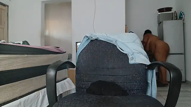 Snapshot of Hugetittiesxx2 chatting on 10/21/25, 03:40 Hugetittiesxx2 online show from 10/21/25, 03:40