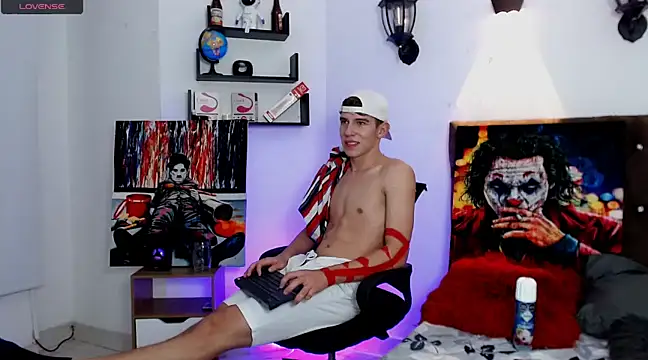 Snapshot of flowers18 chatting on 03/08/25, 02:01 flowers18 online show from 03/08/25, 02:01