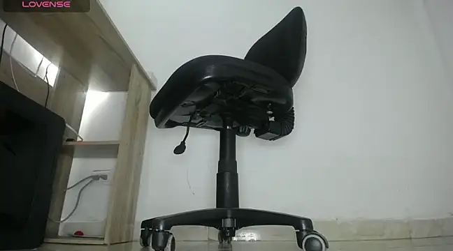 Snapshot of aprhillove chatting on 12/05/24, 02:31 aprhillove online show from 12/05/24, 02:31