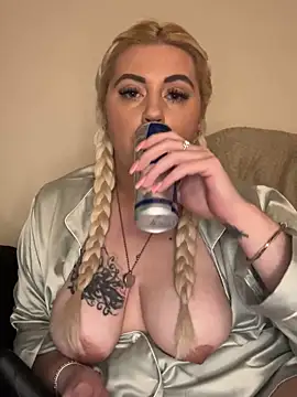 Snapshot of Blondiee3088 chatting on 02/10/25, 04:47 Blondiee3088 online show from 02/10/25, 04:47