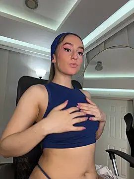 nicollefiorett online show from 10/31/25, 10:44