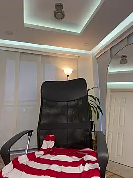 nicollefiorett online show from 11/06/25, 10:43