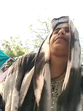 Snapshot of Chandni chatting on 11/20/25, 03:18 Chandni online show from 11/20/25, 03:18