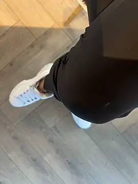 Snapshot of FeetVibe chatting on 10/31/25, 08:15 FeetVibe online show from 10/31/25, 08:15