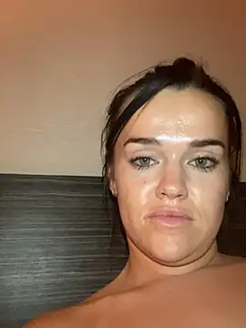 Snapshot of English-Chloe96 chatting on 03/04/25, 04:38 English-Chloe96 online show from 03/04/25, 04:38