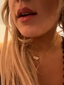 Snapshot of EllaSnow chatting on 03/10/25, 05:54 EllaSnow online show from 03/10/25, 05:54