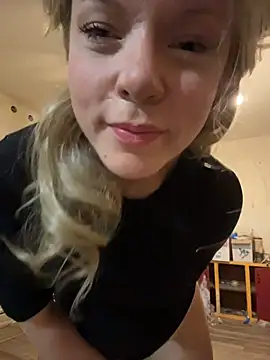 Snapshot of EllaSnow chatting on 03/04/26, 07:58 EllaSnow online show from 03/04/26, 07:58