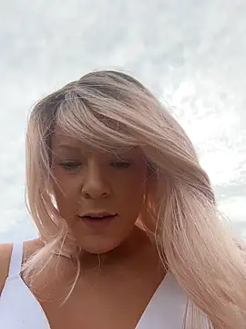 EllaSnow online show from 04/12/26, 10:15