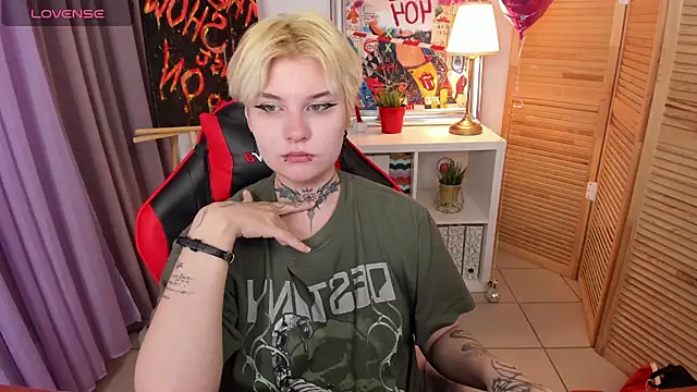 Snapshot of mekurisu chatting on 03/01/25, 04:04 mekurisu online show from 03/01/25, 04:04