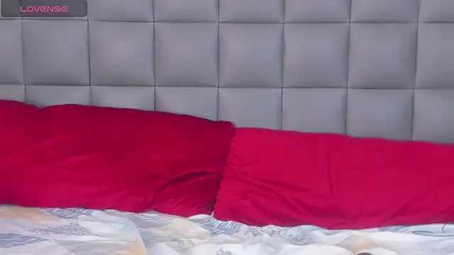 Snapshot of honey_moonts chatting on 02/15/25, 01:49 honey moonts online show from 02/15/25, 01:49