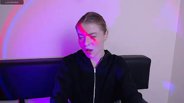 MissOliviaa  online show from 10/27/25, 12:53