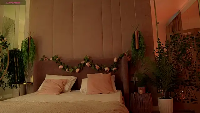 Smiley Mia online show from 10/12/25, 05:06