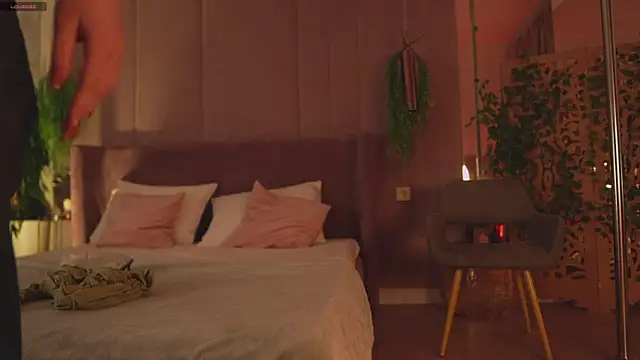 Smiley Mia online show from 11/12/25, 05:08