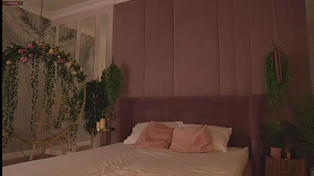 Smiley Mia online show from 11/16/25, 05:02