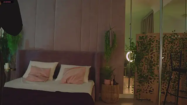 Smiley Mia online show from 11/20/25, 05:07