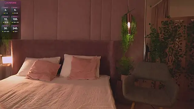 Smiley Mia online show from 11/24/25, 05:18