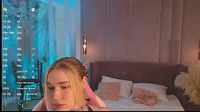 Smiley Mia online show from 06/20/26, 06:22