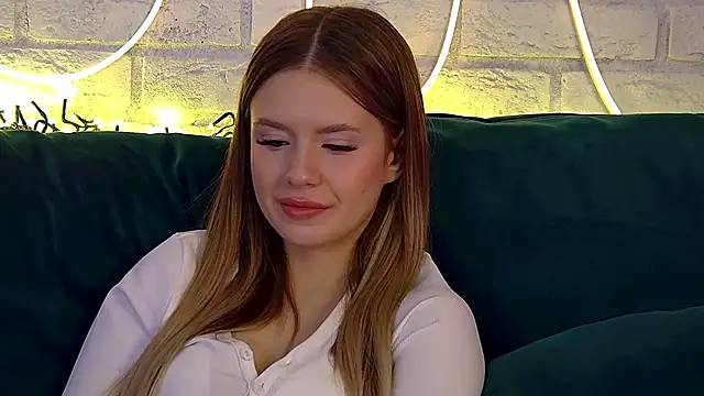 MilanaBalmain online show from 03/22/25, 07:36