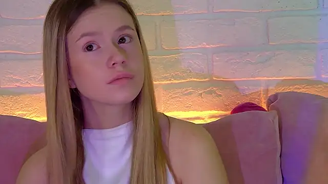 MilanaBalmain online show from 11/17/25, 04:51