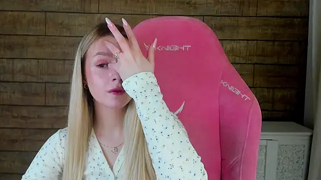 MilanaBalmain online show from 03/04/26, 04:24