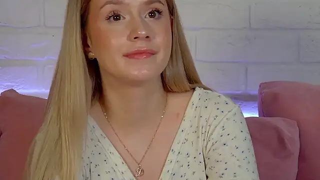 MilanaBalmain online show from 04/15/26, 07:58