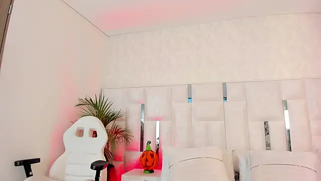 im nika  online show from 10/31/25, 01:34