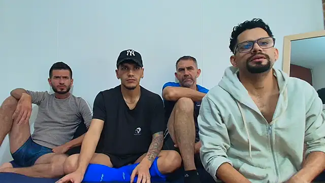 Snapshot of Benjamin_show chatting on 11/30/25, 02:43 Benjamin show online show from 11/30/25, 02:43