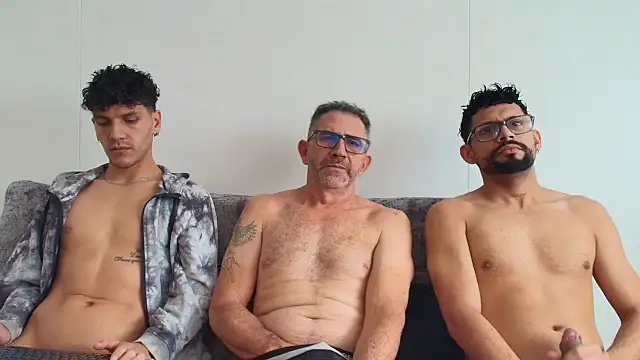 Snapshot of Benjamin_show chatting on 12/14/25, 05:07 Benjamin show online show from 12/14/25, 05:07