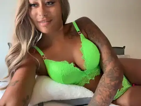 Snapshot of CoCo-Queen chatting on 12/06/24, 05:31 CoCo-Queen online show from 12/06/24, 05:31