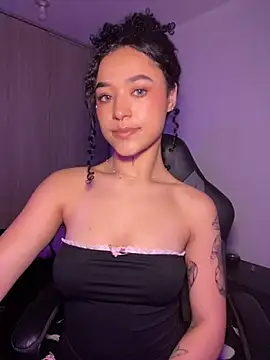 Snapshot of Crystal_Dluna chatting on 11/03/25, 03:57 Crystal Dluna online show from 11/03/25, 03:57