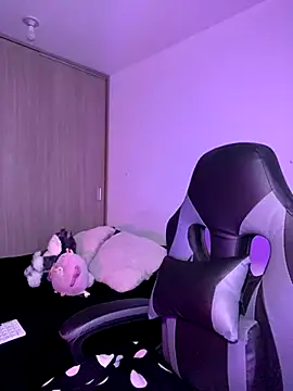 Snapshot of Crystal_Dluna chatting on 11/12/25, 04:18 Crystal Dluna online show from 11/12/25, 04:18