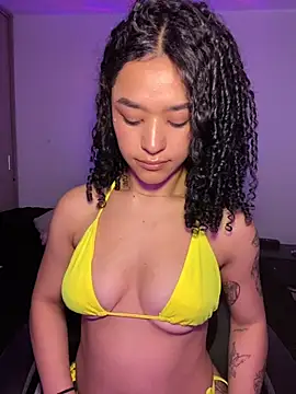 Snapshot of Crystal_Dluna chatting on 11/20/25, 04:18 Crystal Dluna online show from 11/20/25, 04:18