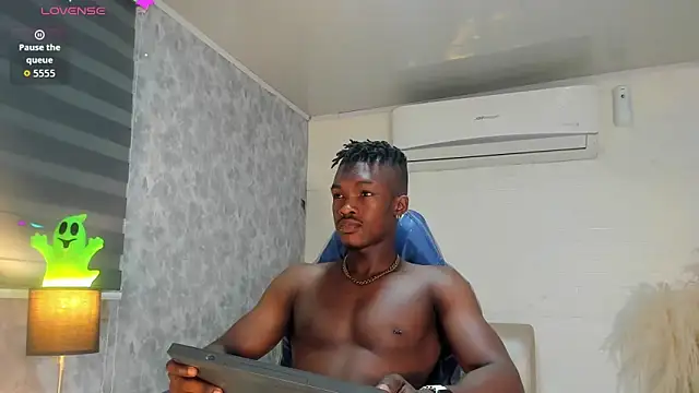 Snapshot of KENDER21_ chatting on 12/17/25, 08:37 KENDER21 online show from 12/17/25, 08:37