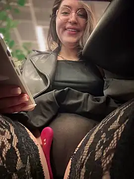 meow girl online show from 03/03/25, 01:09