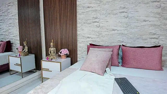 MadisonHunter2024 online show from 02/03/25, 10:43