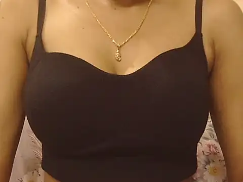 Snapshot of _FluffyHxney_ chatting on 10/18/25, 06:30 FluffyHxney online show from 10/18/25, 06:30