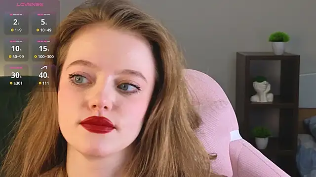 Snapshot of Eveleen_Soleen chatting on 12/13/24, 10:45 Eveleen Soleen online show from 12/13/24, 10:45