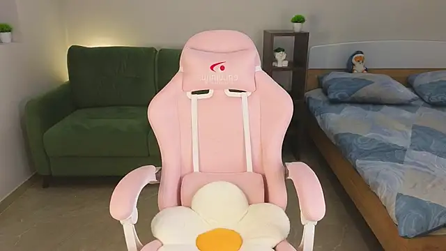 Snapshot of Eveleen_Soleen chatting on 12/22/24, 09:53 Eveleen Soleen online show from 12/22/24, 09:53